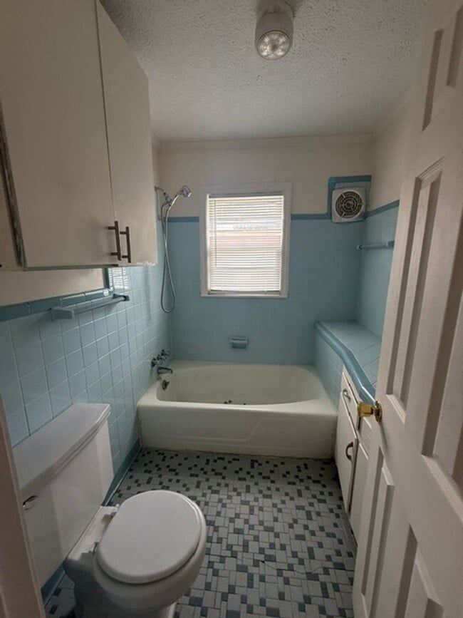 Building Photo - Four bedroom, 2 bath house in Burlington