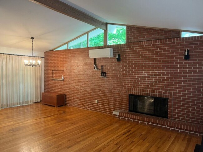 Building Photo - Charming 4 Bed 2.5 Bath Home With Nice Wooded Back Yard!
