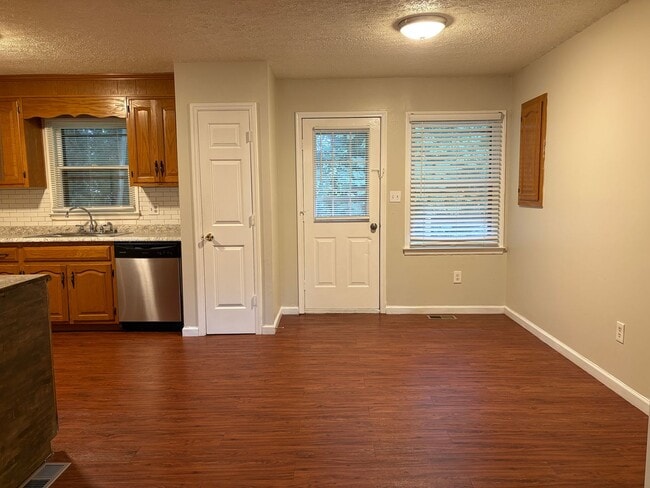 Building Photo - COMING SOON - 3 Bedroom, 1 Bathroom House ...