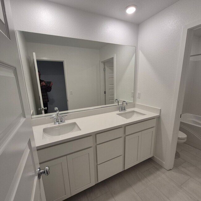 Building Photo - Brand New 5 Bedroom Home in Rancho Cordova