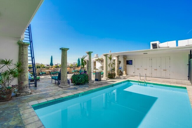 Building Photo - 435 N Oakhurst Dr