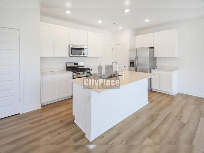 Building Photo - 3794 Cantebury Dr
