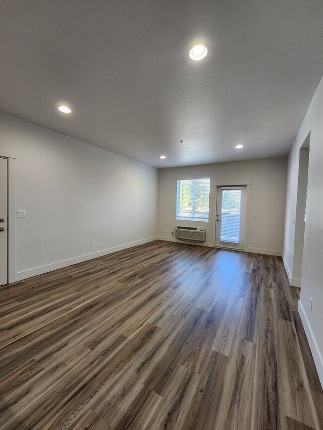 Building Photo - $500 MOVE IN SPECIAL - FREE RENT - Beautif...