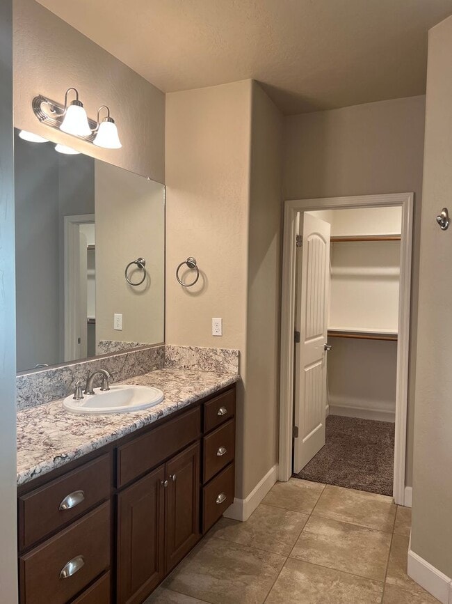 Building Photo - Charming 3 bedroom 2 bathroom with an office, located in Quail Run