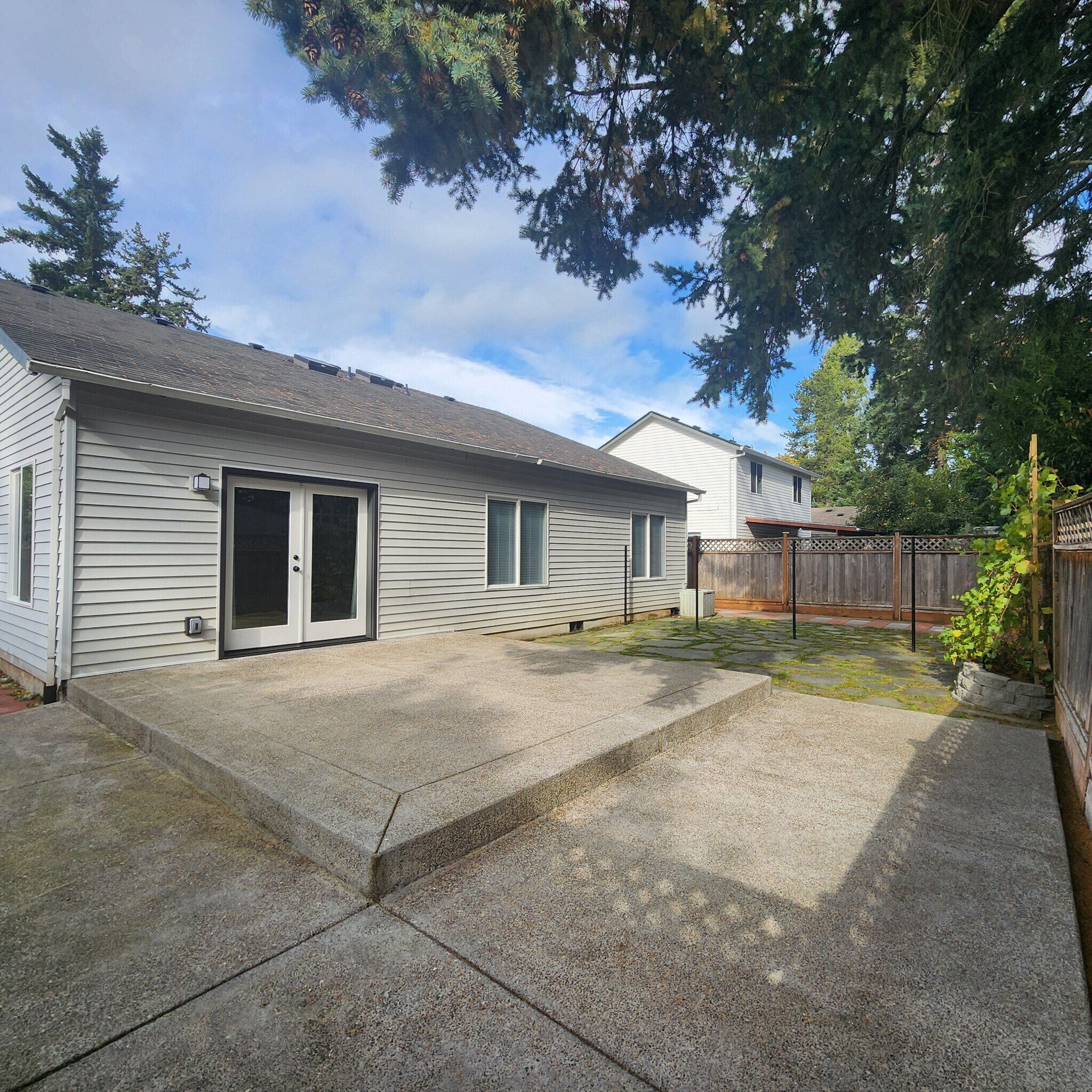 Building Photo - 14164 SE Bush St