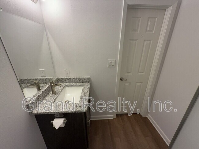 Building Photo - 6221 Fox Run St