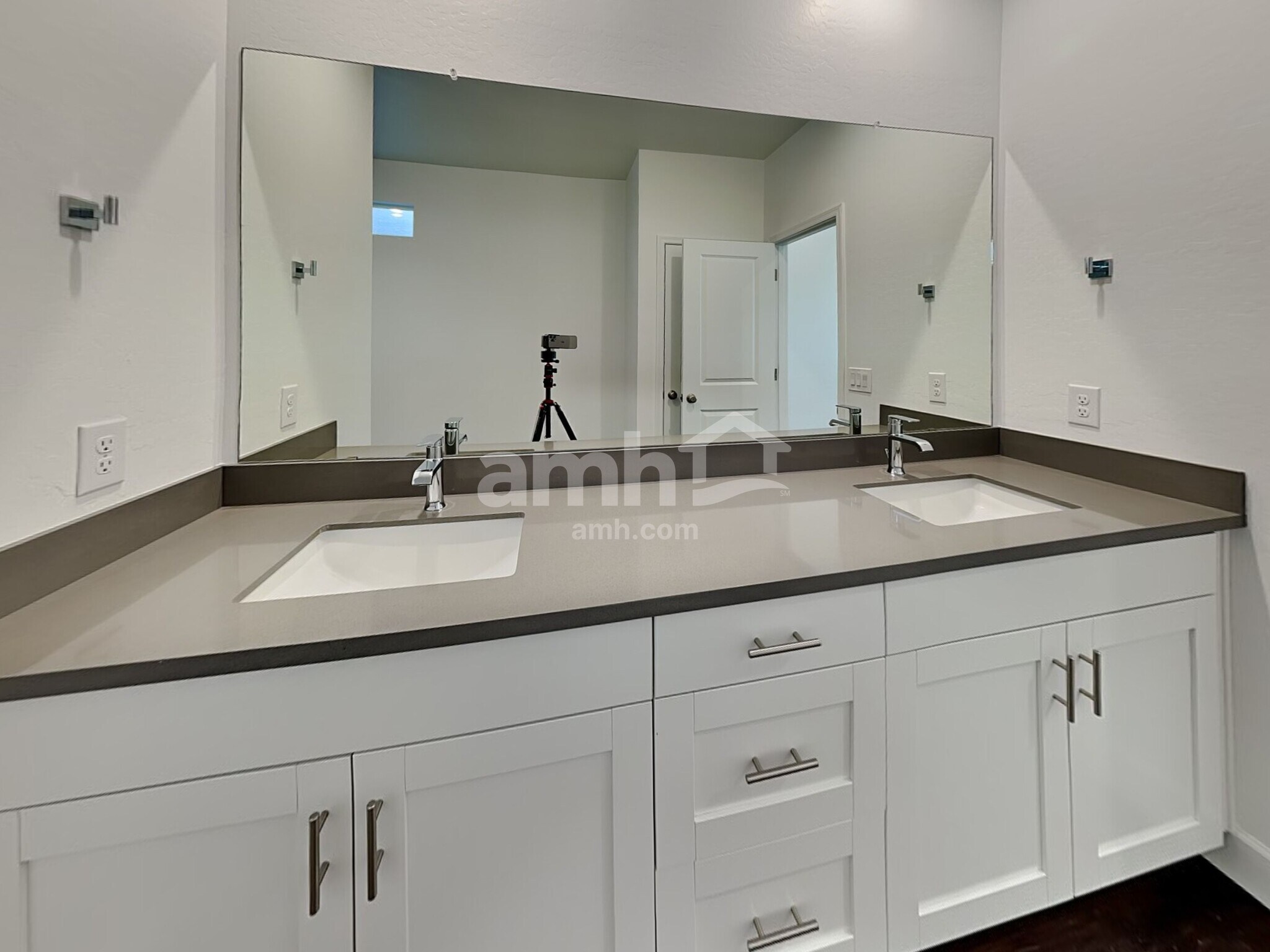 Building Photo - 17170 W Golden Ln