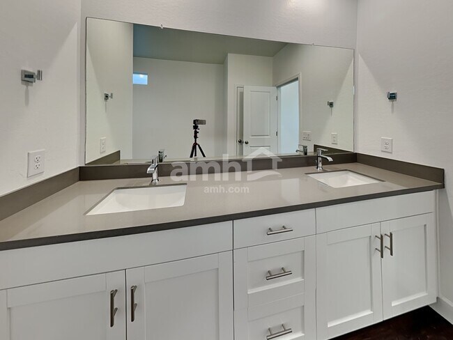 Building Photo - 17170 W Golden Ln