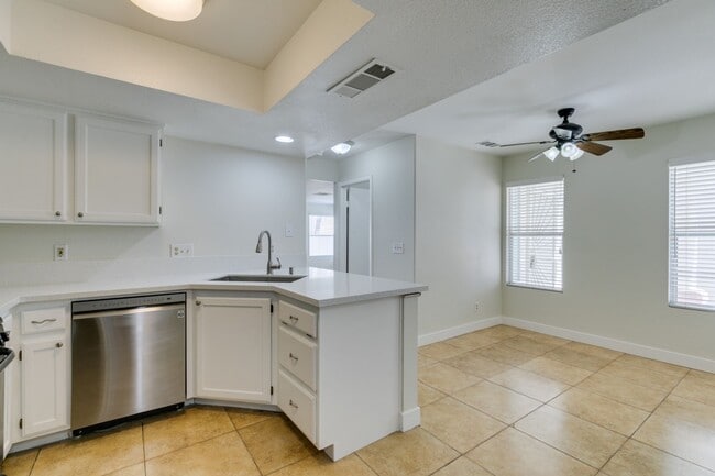 Building Photo - Charming 3 bedroom, 2.5 bathroom home near Summerlin