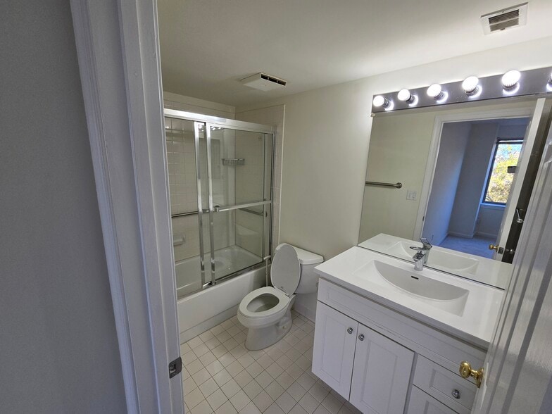 Bathroom 2 - 5450 Whitley Park Ter
