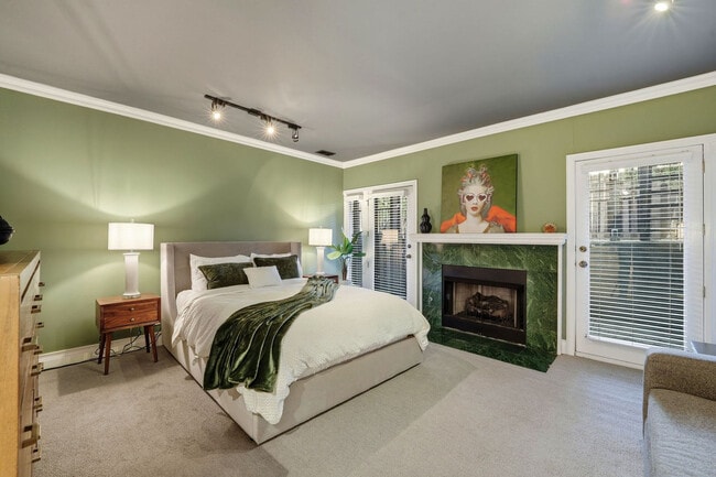 Building Photo - 657 N Carpenter St