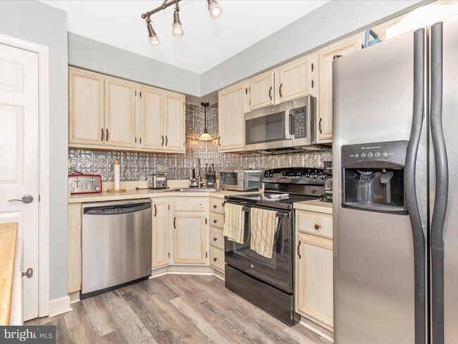Building Photo - 6338 Towncrest Ct