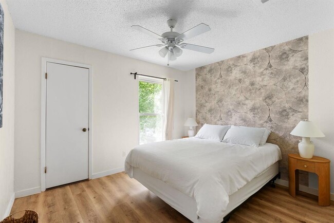 Building Photo - 2320 Montclaire St