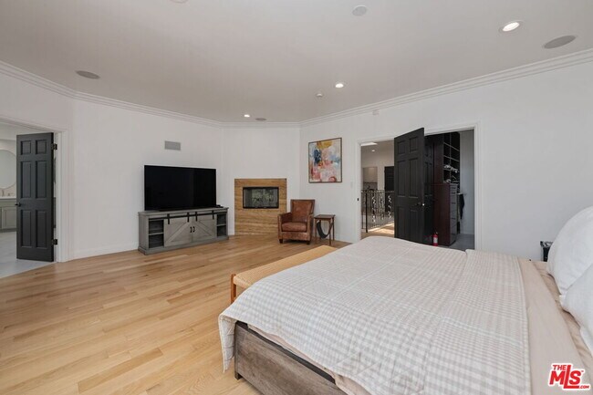 Building Photo - 2056 Kerwood Ave