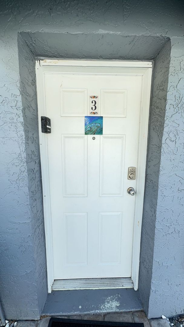 Building Photo - Fully Furnished One Bedroom Long Term Beac...