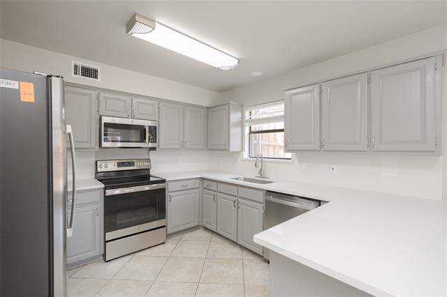 Building Photo - 532 Lake Forest Dr