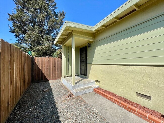 Building Photo - Three Bedroom North Napa Home
