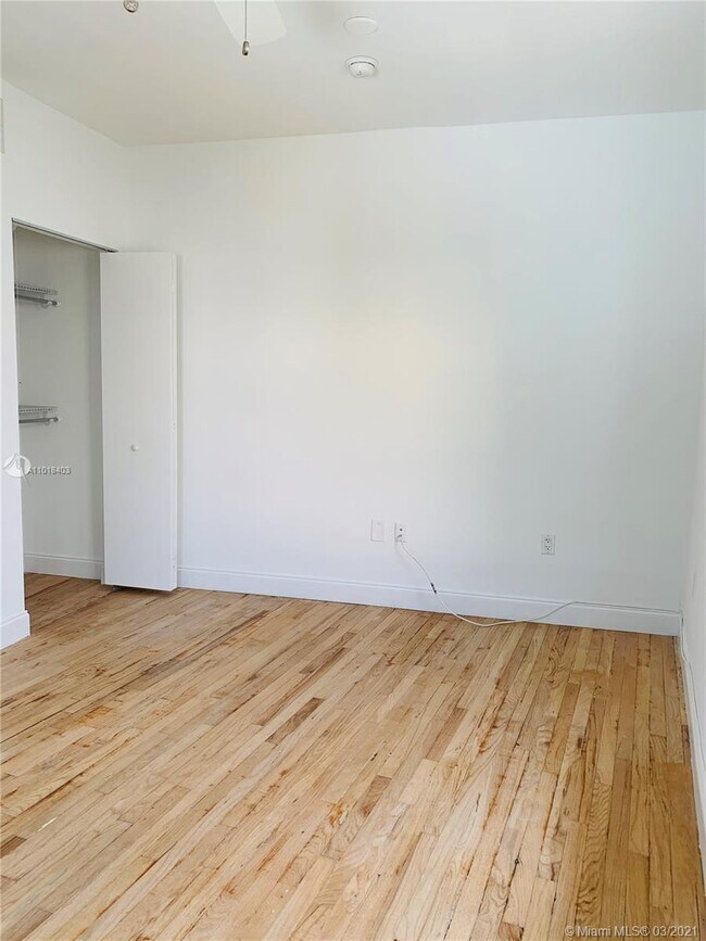 Building Photo - 2840 Pine Tree Dr