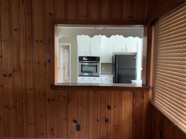 Building Photo - 5421 Pine St