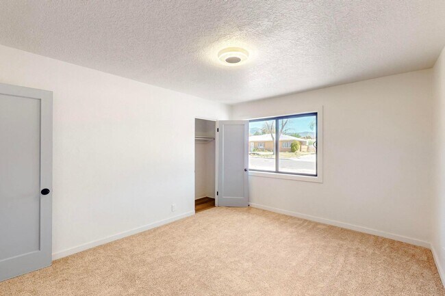 Building Photo - 2227 Inez Dr NE
