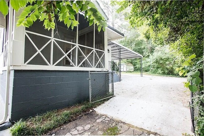 Building Photo - 3200 Lavista Rd