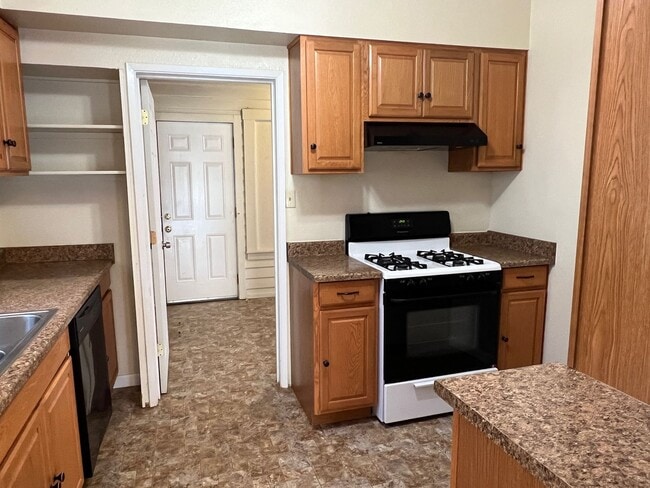 Building Photo - 2 Bedroom 1 Bath House For Rent!