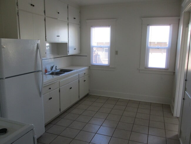 Building Photo - Large 4 Bedroom Craftsman Style Home in No...
