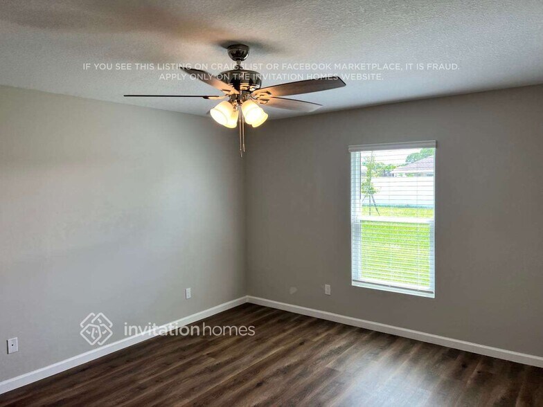 Building Photo - 2482 SW Fair Isle Rd