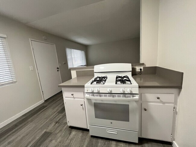 Building Photo - SPCIOUS 2 BEDROOM 1 BATH UPSTAIRS WITH PAR...