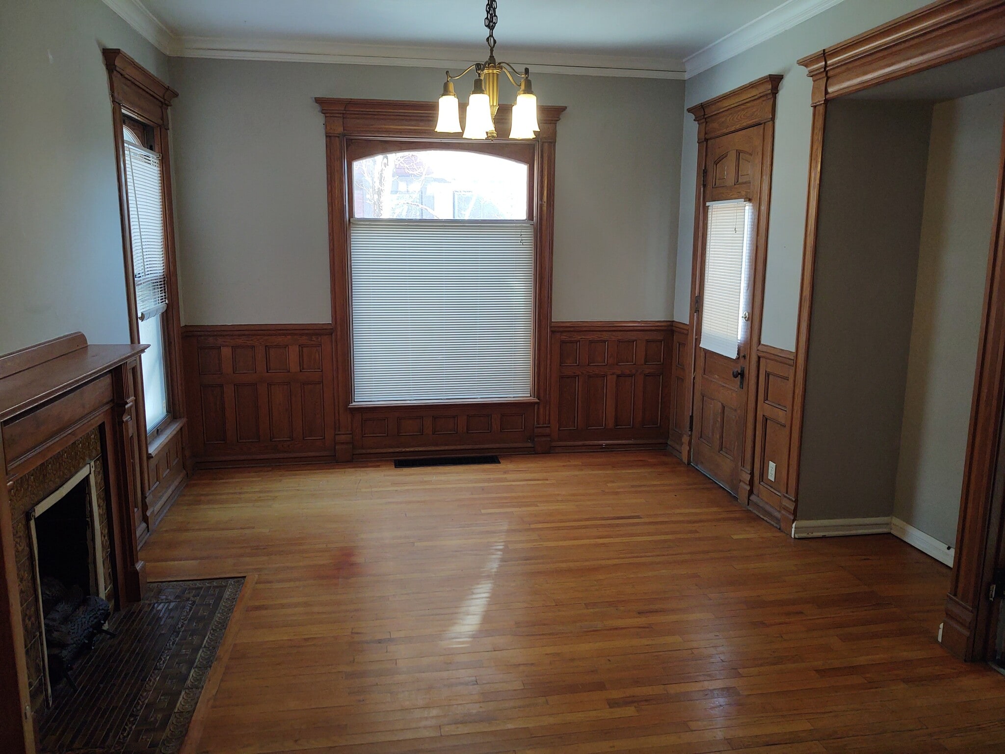 Living room eastview - 617 W South St