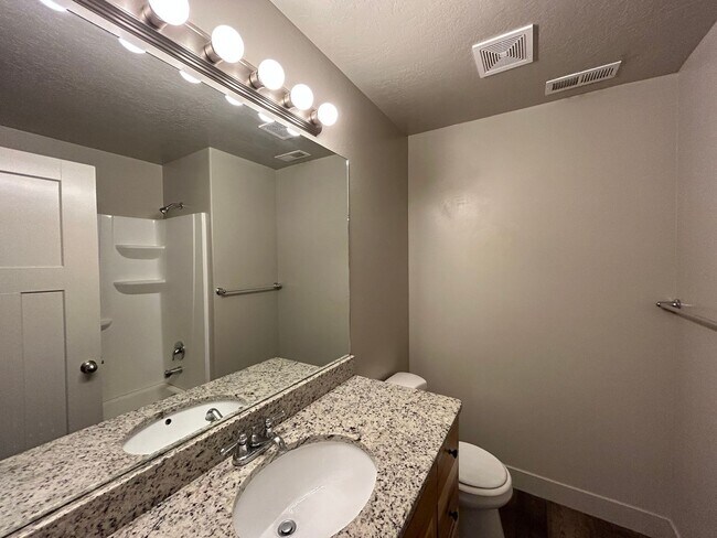 Building Photo - 3 Bedroom 2.5 Bathroom Townhome