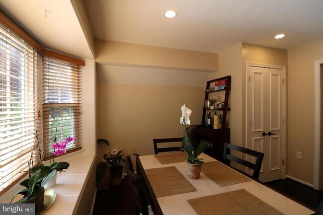 Building Photo - 748 Azalea Dr