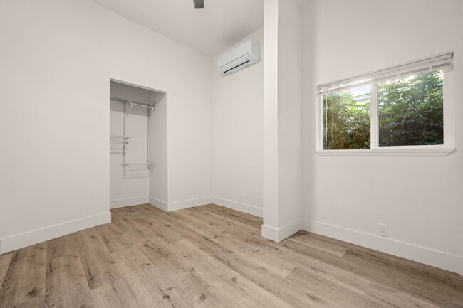 Building Photo - 1647 W 12th Pl