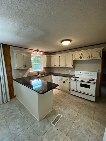 Building Photo - 117 Camellia Dr