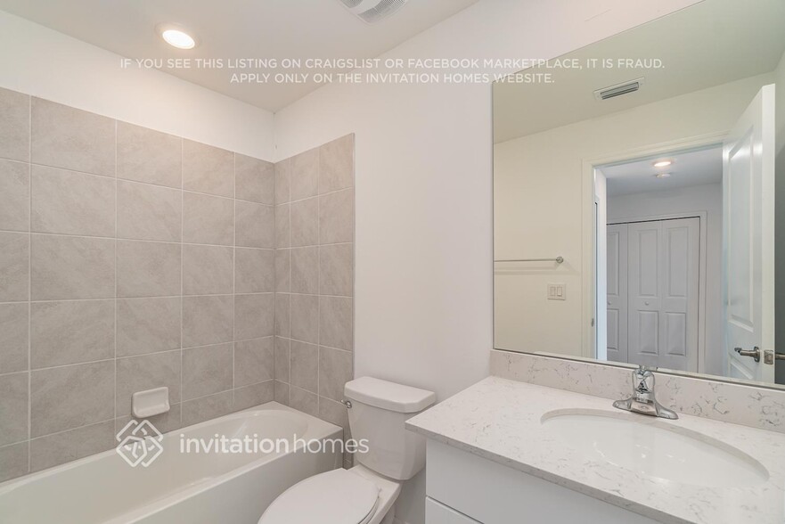 Building Photo - 1915 E Landings Wy