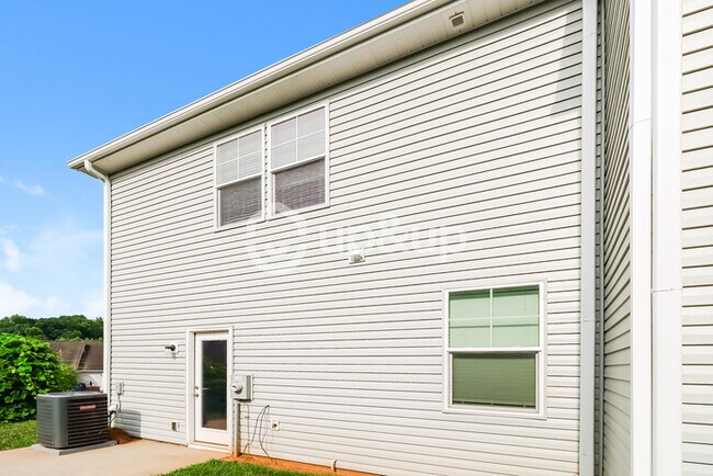 Building Photo - Fantastic 3bd/2ba home! Coming soon!