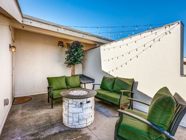 Building Photo - Rooftop Evenings, 3 bedroom 3 bath Condo. ...