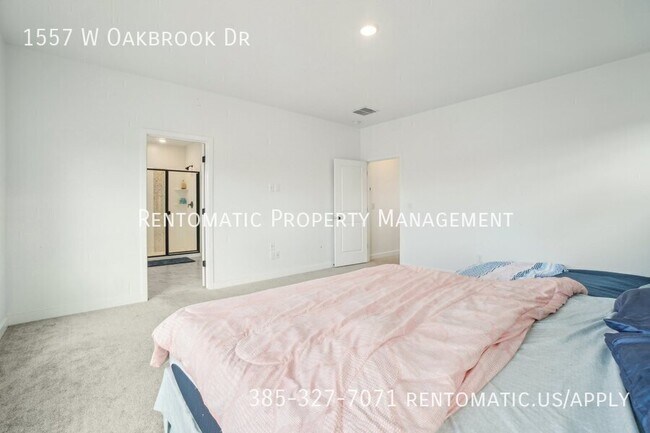 Building Photo - 1557 W Oakbrook Dr