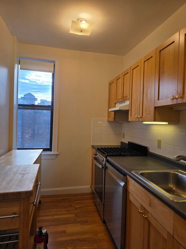 Building Photo - No brokers Fee, No Security Deposit, Heat, Hot Water Included, Elevator, Laundry, Steps from the ...