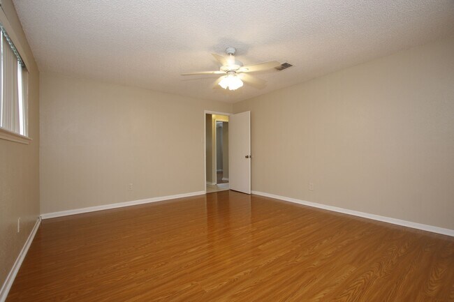 Building Photo - 2207 Whiteback Dr