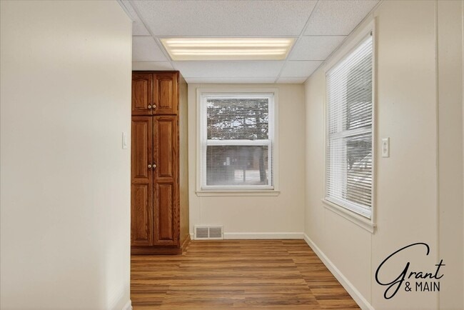 Building Photo - 3 bedroom 2 bath