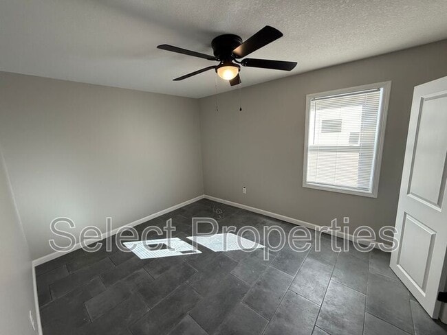 Building Photo - 2215 Hurst Ln