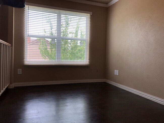 Building Photo - Charming 3 bed 2.5 baths in Rowlett!