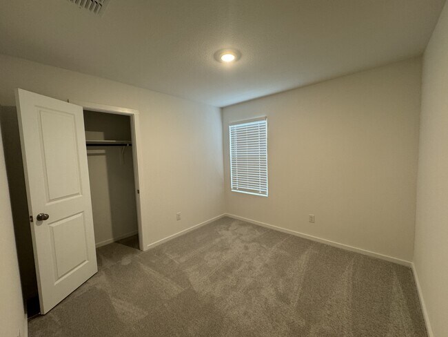 Building Photo - 913 Birkdale Dr