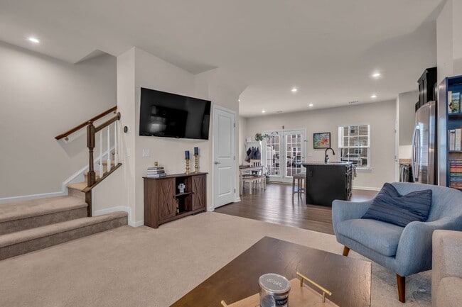 Building Photo - 3 BED 2.5 BATH TOWNHOME WALKING DISTANCE TO LEBANON SQUARE!