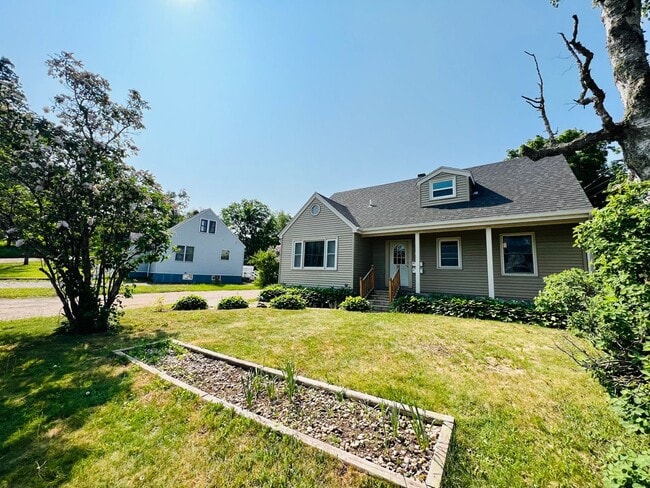 Building Photo - AVAILABLE JUNE! - 7 Bed 3 Bath Home!