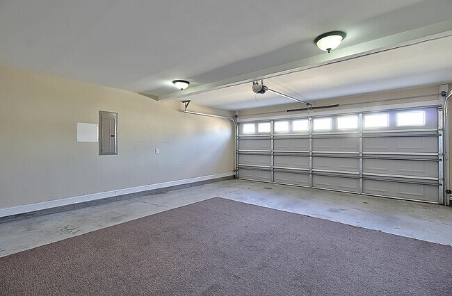 Building Photo - 41 E Clay St