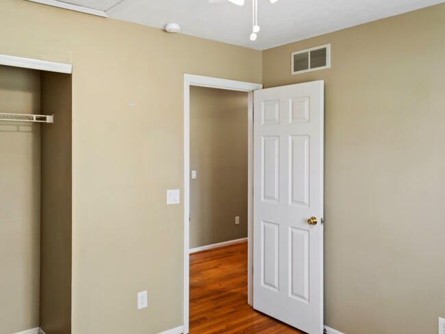 Building Photo - 672 E Lake Ln