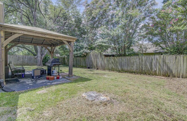 Building Photo - 2801 Norfolk Dr