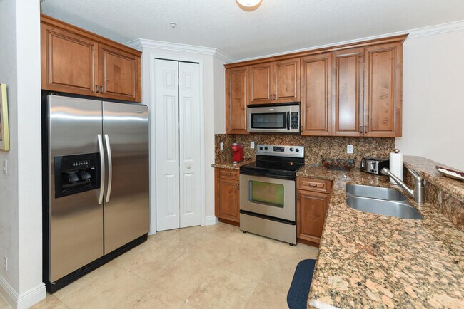 Building Photo - 3033 Waterside Cir
